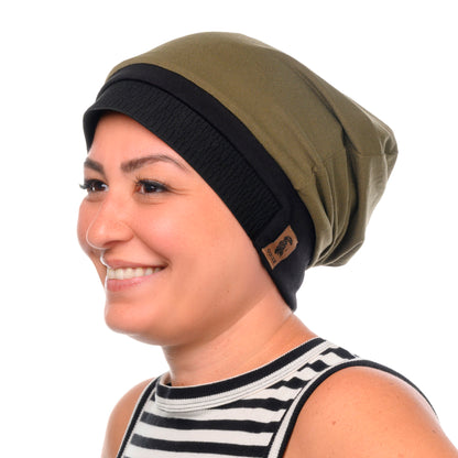 Frau trägt die OBIXS® Handtuchmütze in Khaki mit schwarzem Bund – stylisch und funktional für schnelles Haaretrocknen.