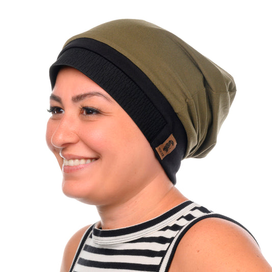 Frau trägt die OBIXS® Handtuchmütze in Khaki mit schwarzem Bund – stylisch und funktional für schnelles Haaretrocknen.