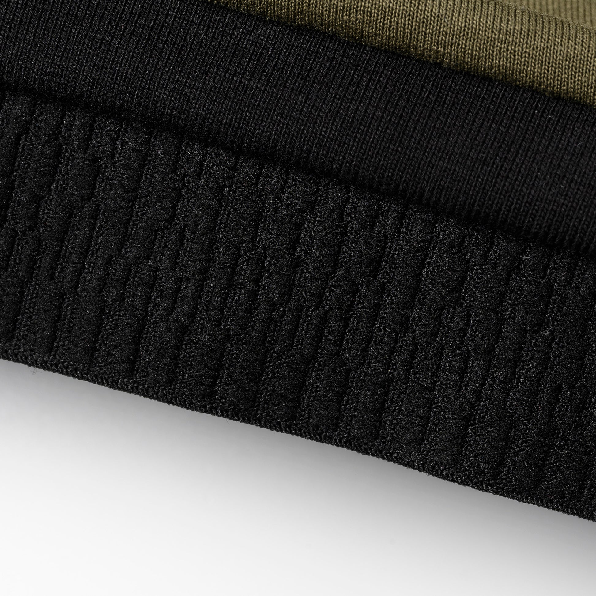 Detailaufnahme des elastischen, verstellbaren Bands der OBIXS Handtuchmütze in Schwarz für bequemen Sitz