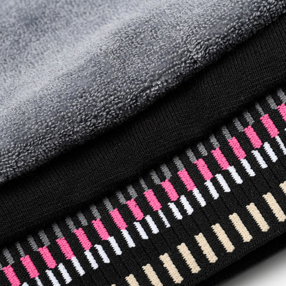 Nahaufnahme des elastischen bunten Saums der OBIXS® Handtuchmütze Schwarz.