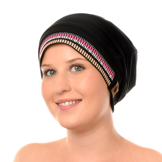 OBIXS® Handtuchmütze Schwarz – getragen, mit buntem elastischem Band, ideal zum schnellen Trocknen nasser Haare.