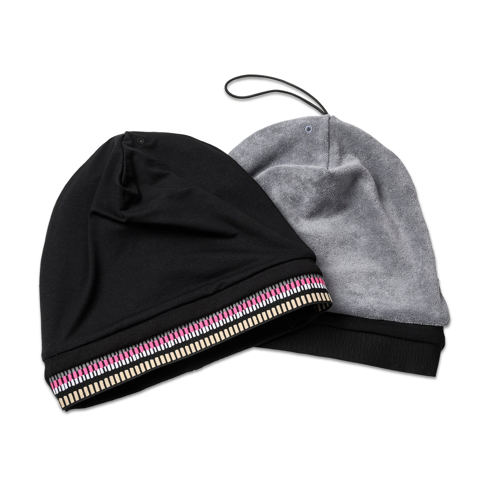 OBIXS® Handtuchmütze Schwarz mit grauer Frotté-Innenseite, kombiniert mit rosa Beutel.