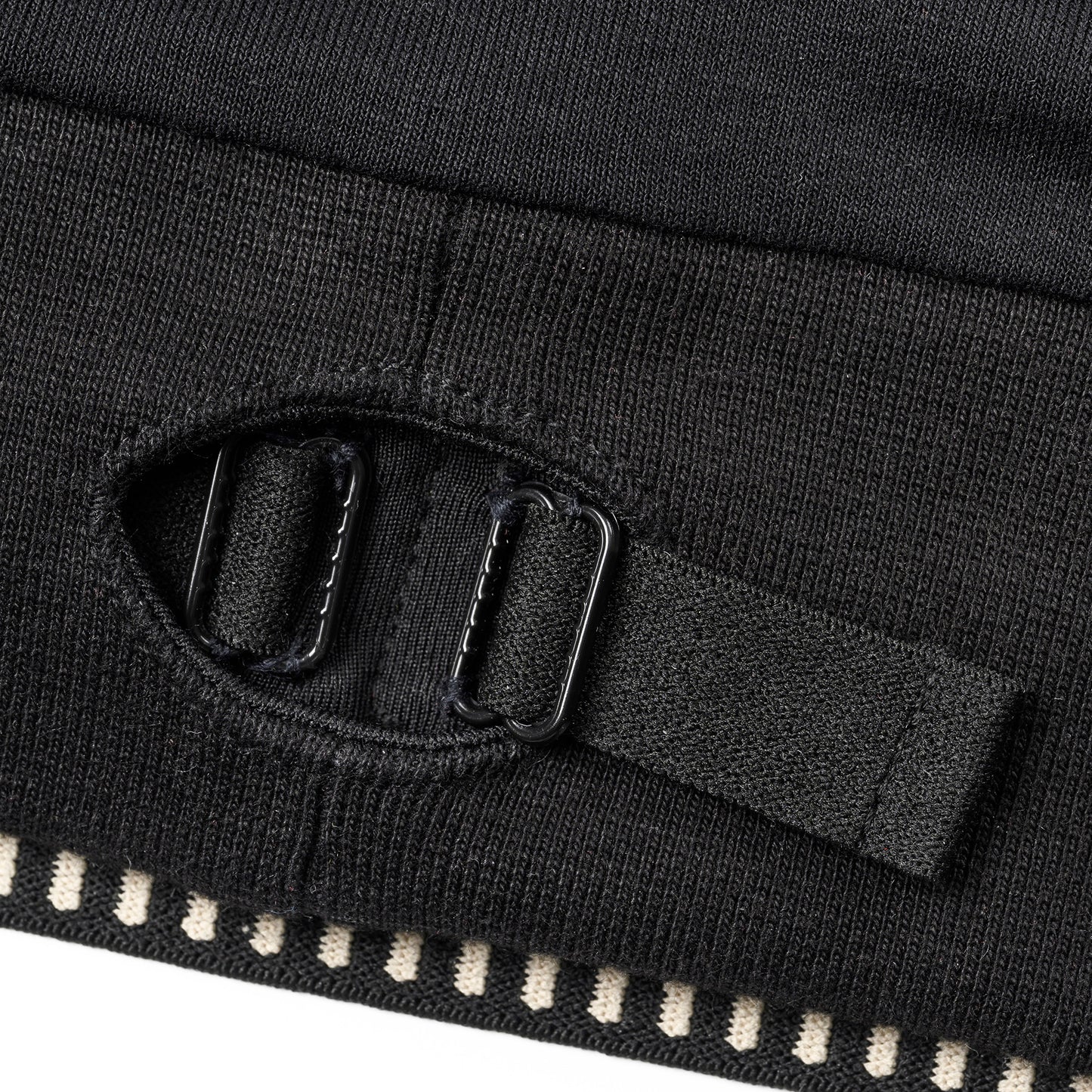 Detailansicht der verstellbaren Schnalle der OBIXS® Handtuchmütze Schwarz – für individuelle Passform und sicheren Halt.