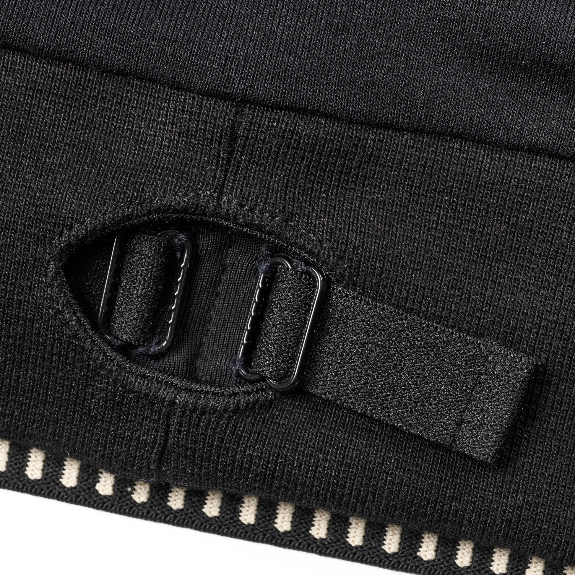 Detailansicht der verstellbaren Schnalle der OBIXS® Handtuchmütze Schwarz – für individuelle Passform und sicheren Halt.