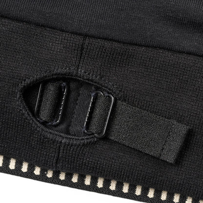 Detailansicht der verstellbaren Schnalle der OBIXS® Handtuchmütze Schwarz – für individuelle Passform und sicheren Halt.