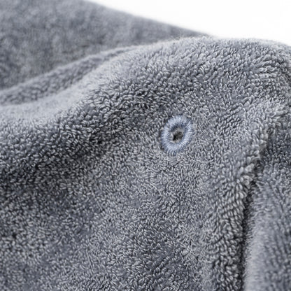 Nahaufnahme des saugstarken grauen Frotté-Innenstoffs mit verstärkter Öse der OBIXS® Handtuchmütze Schwarz.